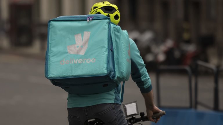 Akcie Deliveroo (ROO) klesajú pri predaji podielu Delivery Hero