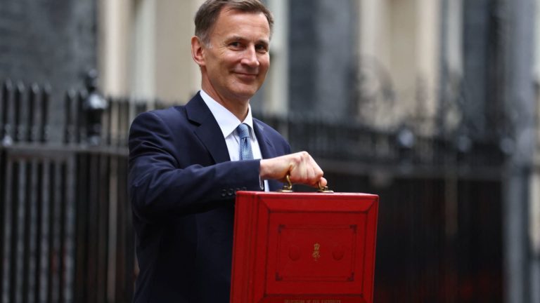 MMF varuje britskú vládu pred ďalším znížením daní