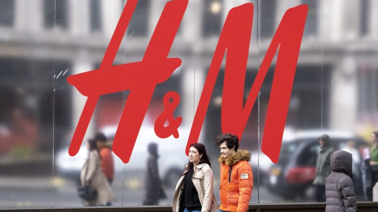 Akcie H&M klesli o 8 % po slabších predajoch a prekvapivom odchode generálneho riaditeľa