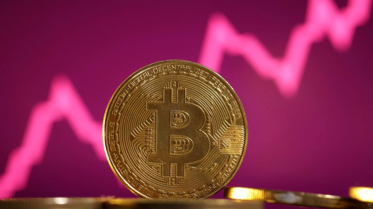 Bitcoin sa vyšplhal na 2-ročné maximum 49 000 dolárov, potom sa rozbehne ako debut krypto ETF
