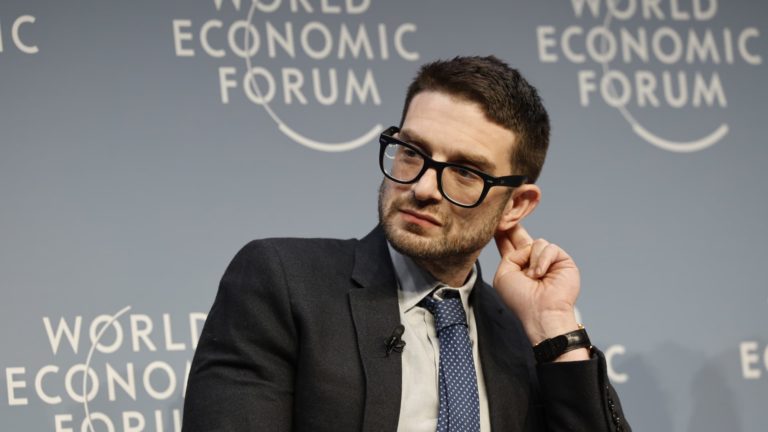 Alex Soros hovorí, že Davos sa mýli, keď si myslí, že víťazstvo Trumpa je hotová vec