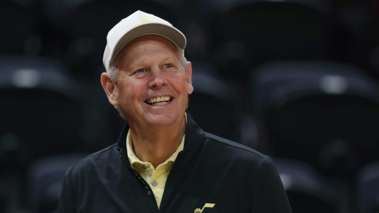 Bývalý hviezdny hráč NBA Danny Ainge vidí dopyt po medzinárodných hráčoch