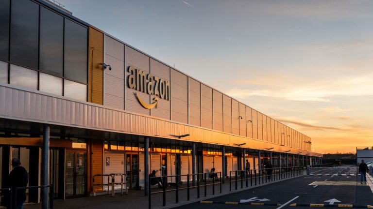 Amazon France Logistique dostal pokutu za „dotieravý“ dohľad nad zamestnancami