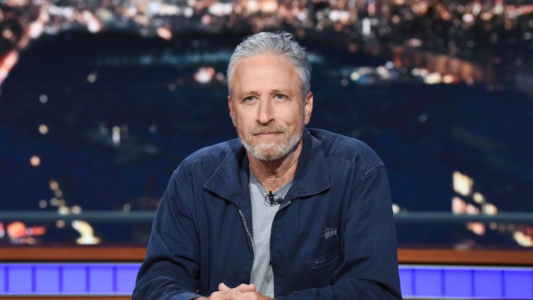Jon Stewart sa vracia do „The Daily Show“ – ale iba v pondelok