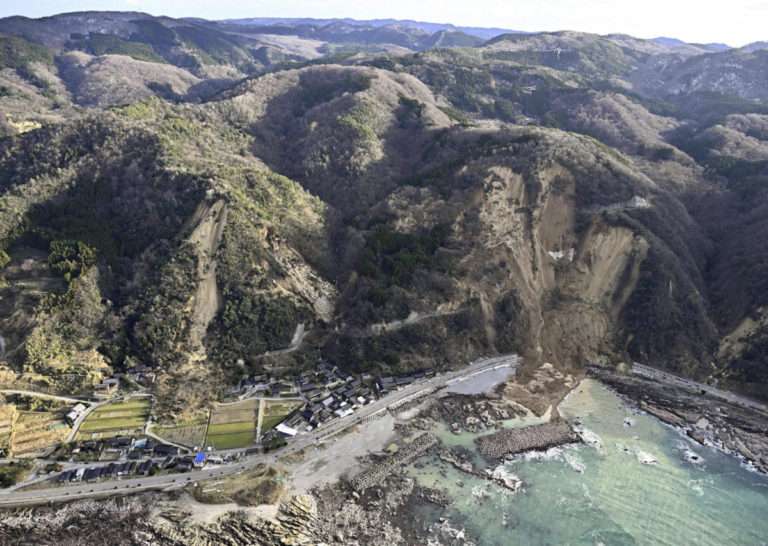 Zemetrasenie v Japonsku má už 126 obetí, nezvestných je stále vyše dvesto ľudí (video+foto)