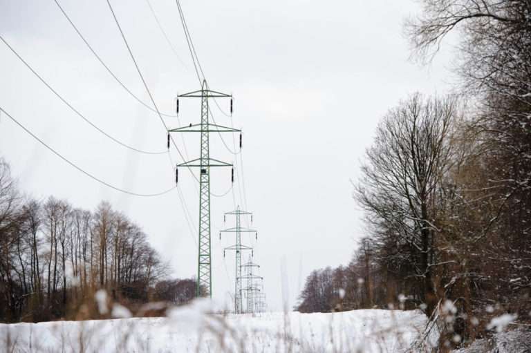 Východoslovenská distribučná zaznamenala výrazný dopad víchrice aj nízkych teplôt na elektrinu