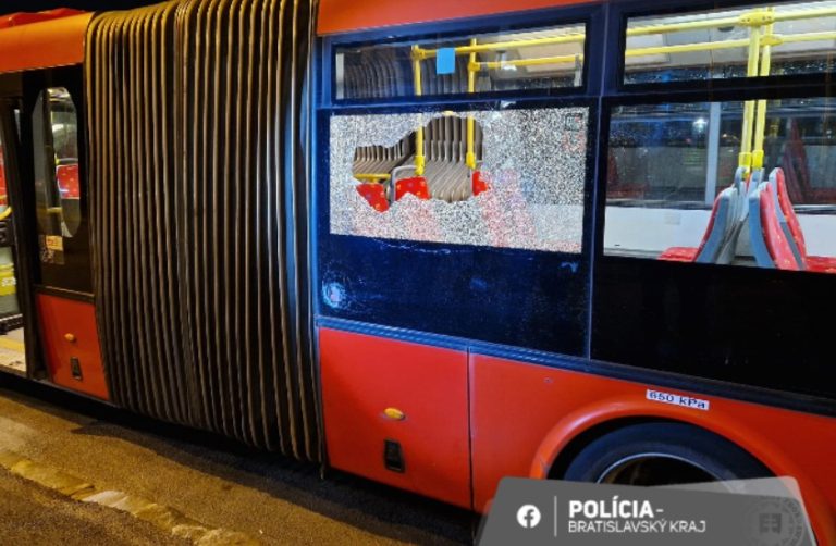 Vodič auta nerešpektoval dopravnú značku, zrazil sa s autobusom MHD