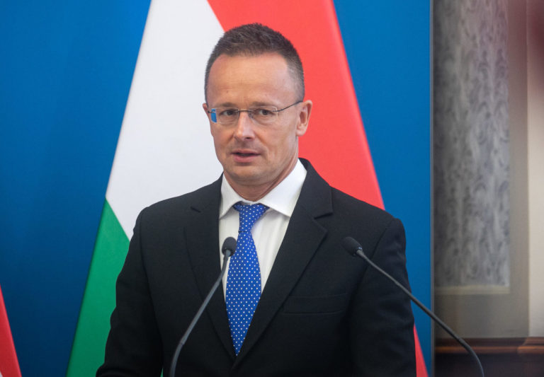 Chystajte si rakvu a pohreb. Maďarský minister Szijjártó dostal smrteľnú vyhrážku od Ukrajincov