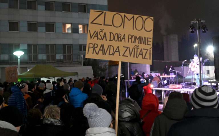 Protesty opozície proti „promafiánskemu balíčku“ budú pokračovať, podľa Sulíka ide do tuhého