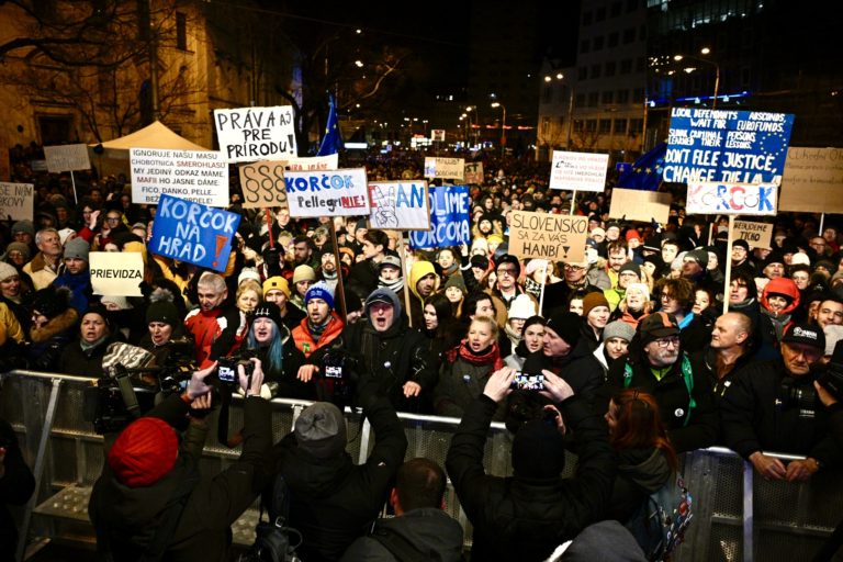 Protesty proti „promafiánskemu balíčku“. Ľudia vyšli do ulíc v Bratislave aj ďalších mestách (video+foto)