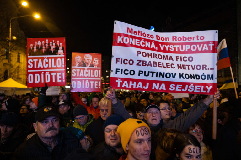 Protivládne protesty sa rozšírili, v Bratislave prišlo asi 27-tisíc ľudí a Fica posielali do Ruska či do basy (video+foto)