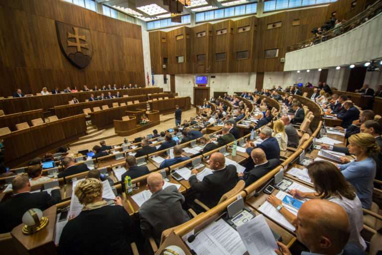 Parlament rieši novelu Trestného zákona, do rozpravy sa prihlásilo 59 opozičných poslancov (naživo)