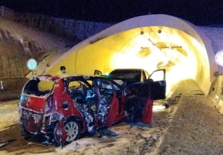 Opitý vodič spôsobil nehodu v tuneli Horelica, druhý zomrel v horiacom aute