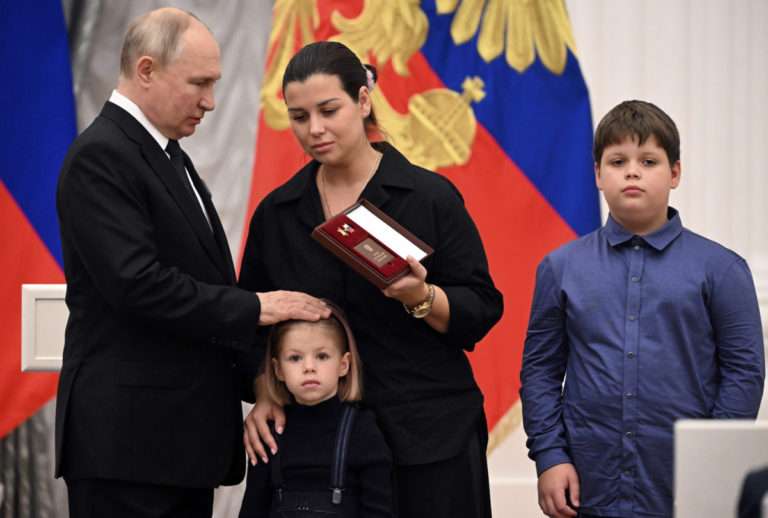 Putin sa stretne s rodinami padlých vojakov, nemali by vraj hovoriť a pýtať sa „nepohodlné veci“