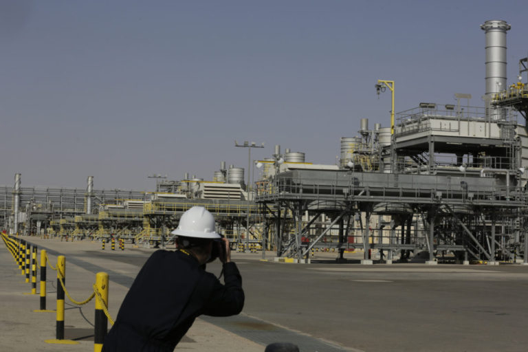 Gigant Saudi Aramco nebude zvyšovať maximálnu dennú produkciu ropy na 13 miliónov barelov