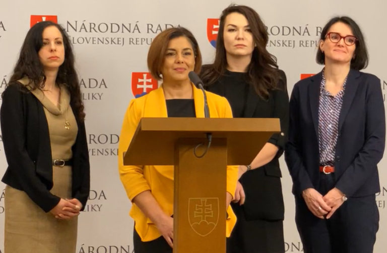 Predstavitelia Smeru a SNS používajú rómsku kartu v snahe získať politické body, tvrdia progresívci (video)