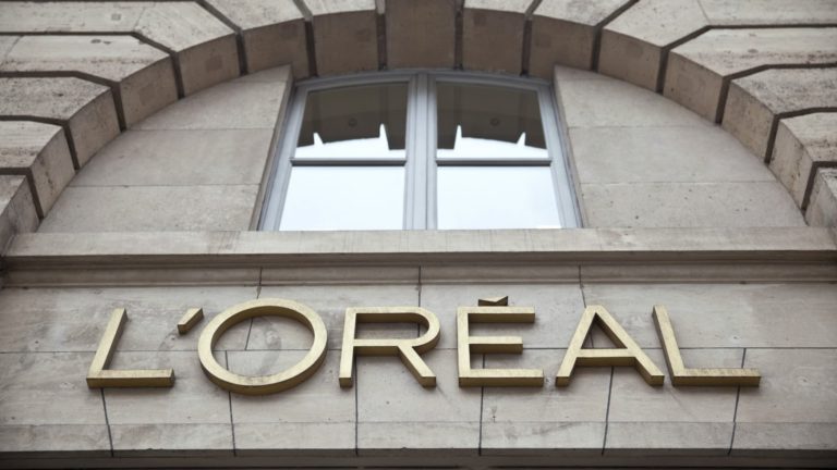 Akcie spoločnosti L'Oreal klesli o 7 % vďaka nižším predajom, ako sa očakávalo, čo predstavuje spomalenie v Ázii