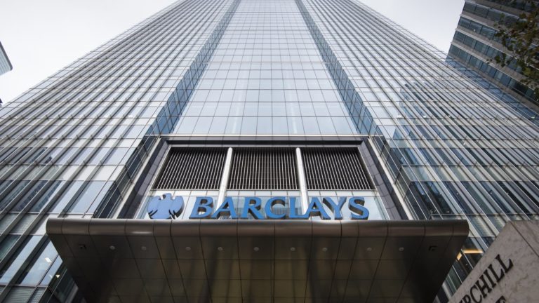 Barclays vykázala za štvrtý štvrťrok čistú stratu a oznámila spätný odkup akcií za 1 miliardu libier