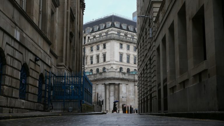 Bank of England ponecháva politiku nezmenenú, hovorí, že úrokové sadzby sa „prehodnocujú“