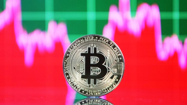 Bitcoin prvýkrát od decembra 2021 prekonal 54 000 dolárov
