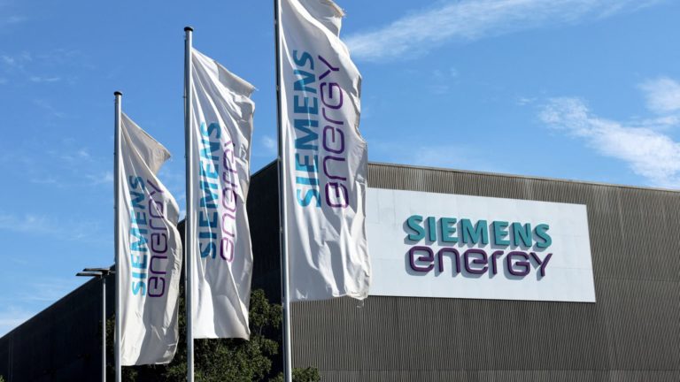 Siemens Energy zarába na náraste objednávok, predaji indického podielu