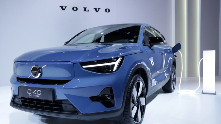 Akcie Volvo poskočili o 21 % vďaka vyšším predajom, plánuje zastaviť financovanie Polestaru