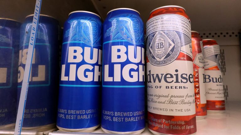 Bud Light naďalej ovplyvňuje výsledky AB InBev, ale príjmy stúpajú