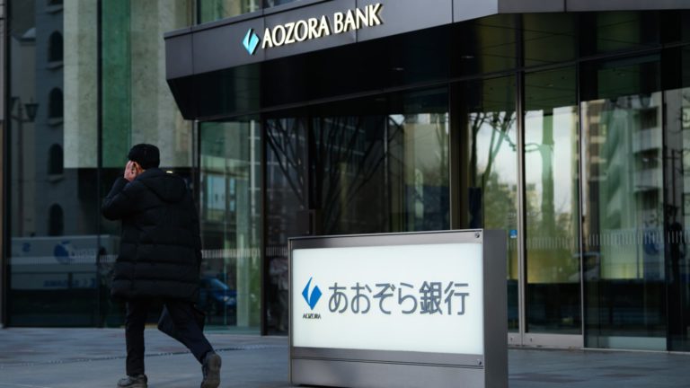 Akcie japonskej Aozora Bank dosiahli takmer 3-ročné minimá v dôsledku strát z komerčných nehnuteľností v USA