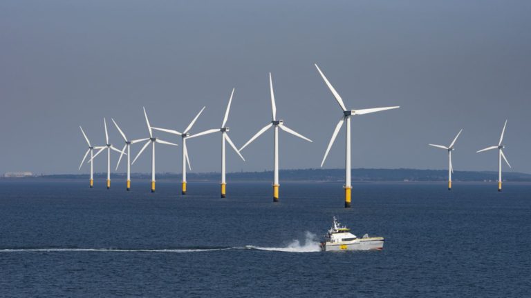 Orsted opúšťa niekoľko offshore veterných trhov a pozastavuje dividendy