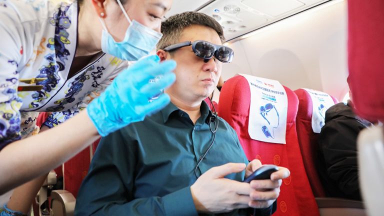Hainan Airlines rozdáva okuliare Rokid AR pre zábavu počas letu