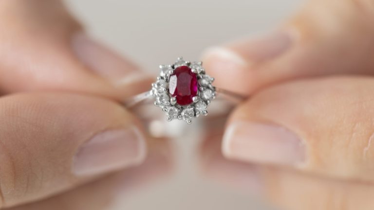 Zásnubné prstene z drahých kameňov si získavajú srdcia a podiel na trhu