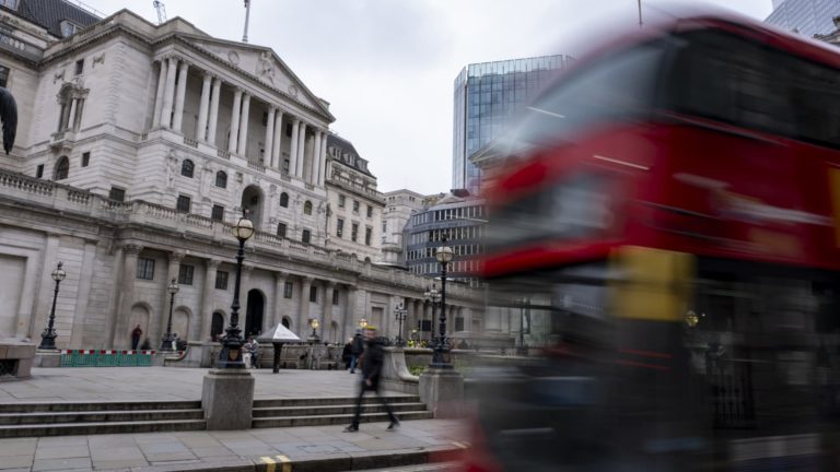 Bank of England zníži sadzby pravdepodobne neskôr, ale vo väčšej miere, hovorí Goldman Sachs