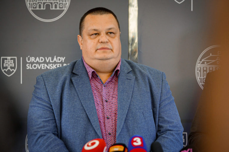 Odvolaného hlavného hygienika Jána Mikasa nahradí členka strany Hlas-SD