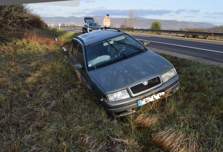 Mladý vodič havaroval na považskej časti diaľnice D1, nafúkal takmer dve promile (foto)