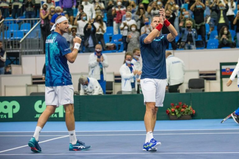 Slováci si v srbskom Kraljeve zvykajú na netypický antukový povrch, duel prebehne bez hviezdneho Novaka Djokoviča