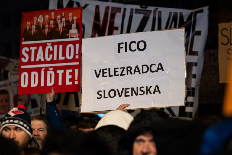 Bratislavčania nemusia nikoho povzbudzovať, odkazuje Bútora, počet účastníkov na protestoch v Poprade postupne rastie (foto)