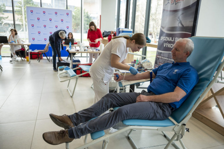 Budem šťastný, ak moja kvapka niekomu pomôže. Olympijský medailista Gönci daroval prvýkrát krv (video+foto)