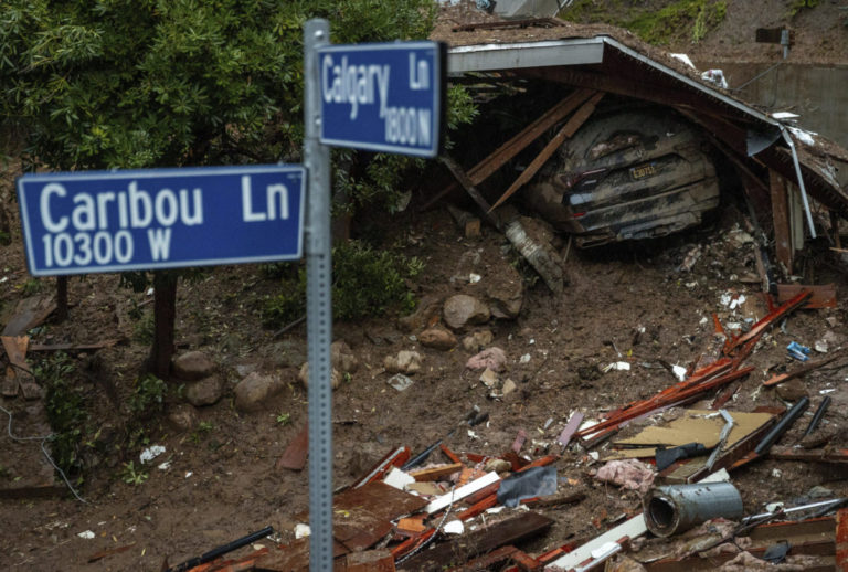 V oblasti Los Angeles spadlo za dva dni extrémne množstvo zrážok, ktoré spôsobili stovky zosuvov pôdy