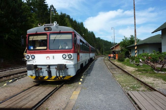 Železničnú dopravu cez stanicu Bánovce nad Ondavou prerušili, dôvodom je porucha trakčného vedenia