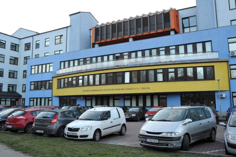 Vo Fakultnej nemocnici v Trnave horeli sklady, na mieste zasahovalo 11 hasičov