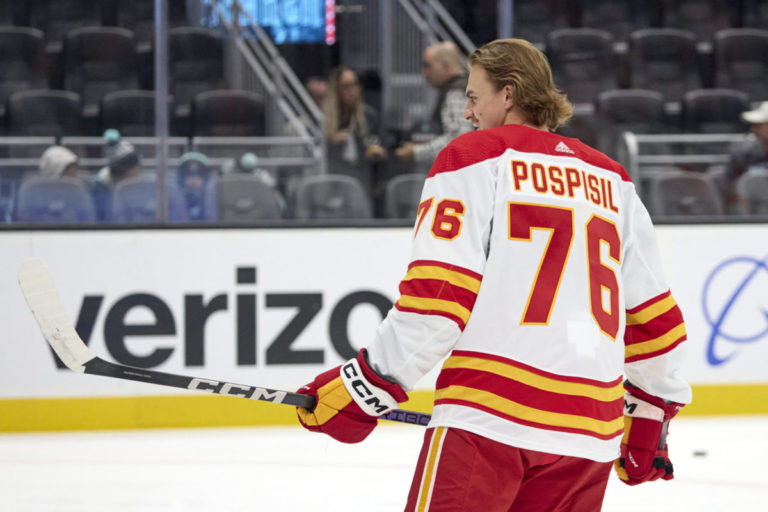 Martin Pospíšil prerušil sériu výhier Calgary Flames. Prehnal to s tvrdosťou a oslabil tím do konca zápasu