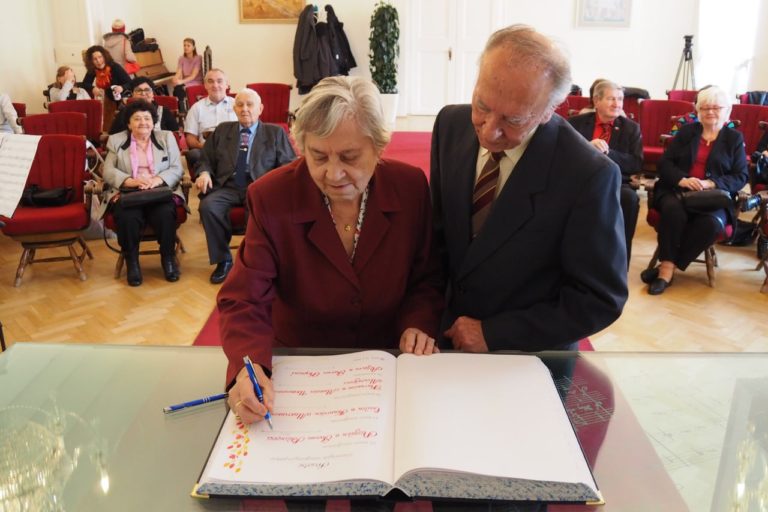 Začal sa Národný týždeň manželstva a na trnavskej radnici ocenili páry, ktoré spolu držia už desiatky rokov