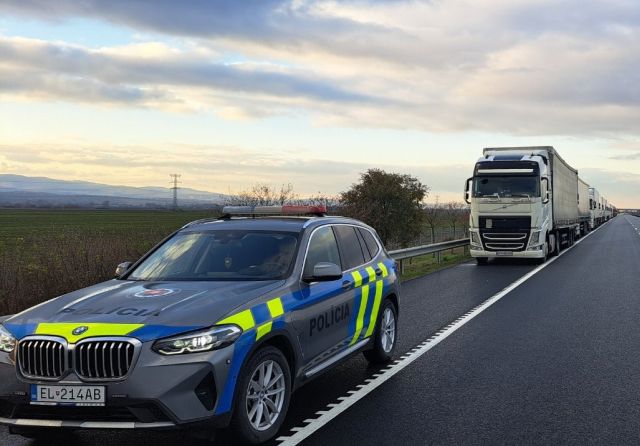 Na zjazde z diaľnice D1 stojí takmer 500 kamiónov, polícia ich priebežne púšťa k hraničným priechodom s Ukrajinou