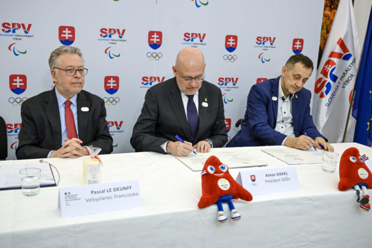 Šéfovia SOŠV a SPV oficálne podpísali prihlášky na olympijské a paraolympijské hry v Paríži (video)