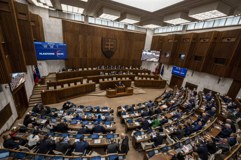 Parlament rokuje o stavebnom zákone, ministerstvo dopravy chce zastaviť dôležitú časť reformy (naživo)