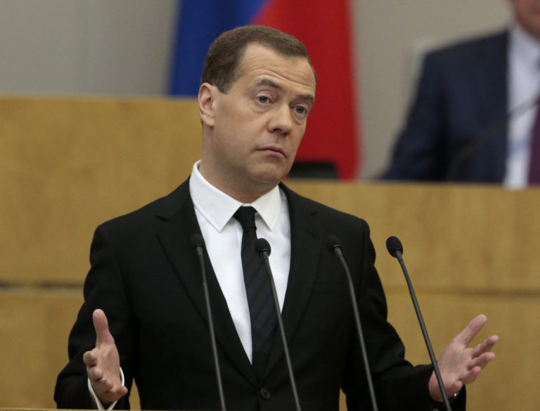 Medvedev by mal vyhľadať psychologickú pomoc, reaguje Brusel na jeho vyjadrenia o Ukrajine