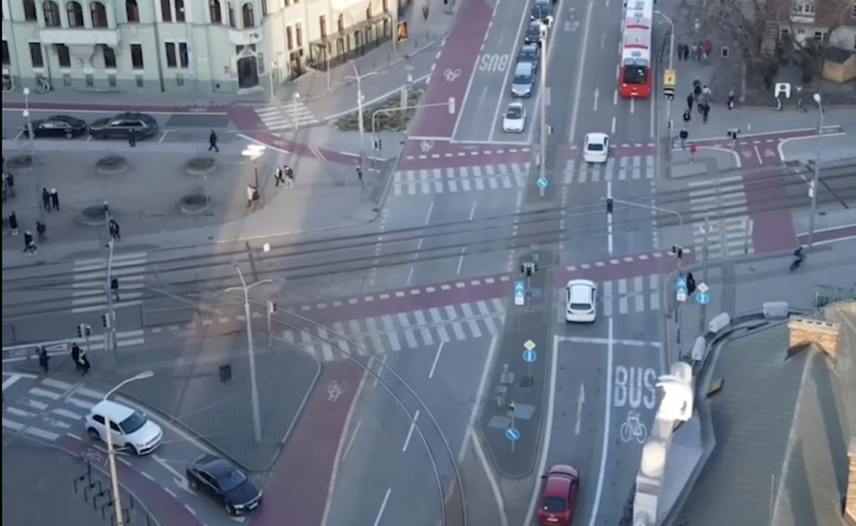 Posledný väčší problém s dopravou na Vajanského nábreží je vyriešený, podľa mesta pomohol nový semafor (video)