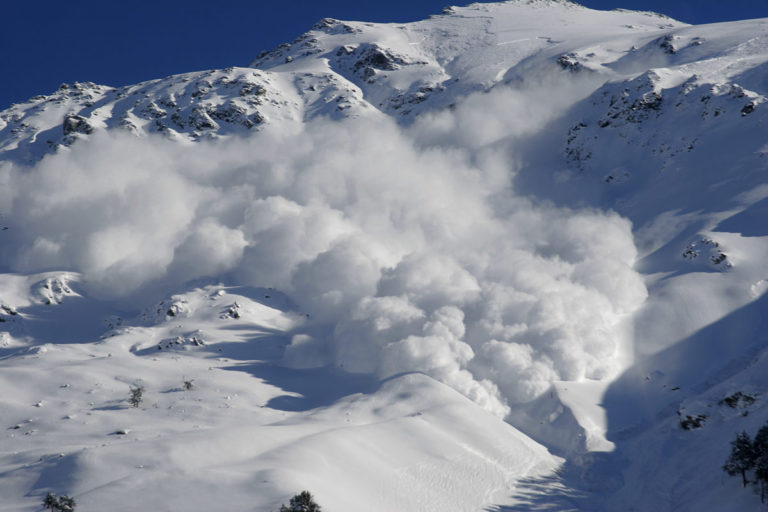 Vo Vysokých, Nízkych aj Západných Tatrách platí mierne lavínové nebezpečenstvo. Problémom je najmä mokrý sneh
