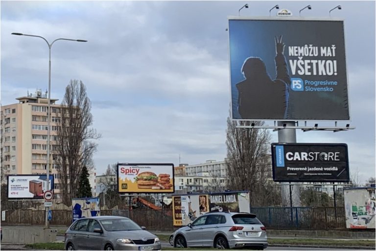 Progresívci podľa TIS využili medzeru v zákone, ich kampaň do eurovolieb nepriamo pomáha Korčokovi