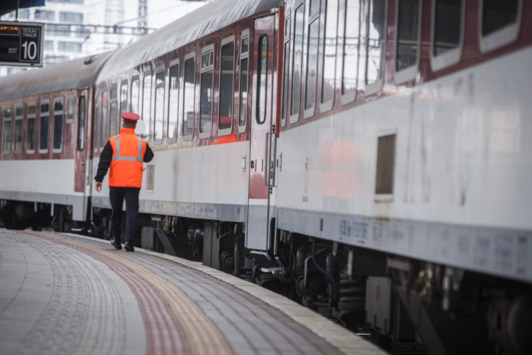 Problém s nedostatkom pracovníkov na železniciach prehĺbili odchody aj do predčasného starobného dôchodku
